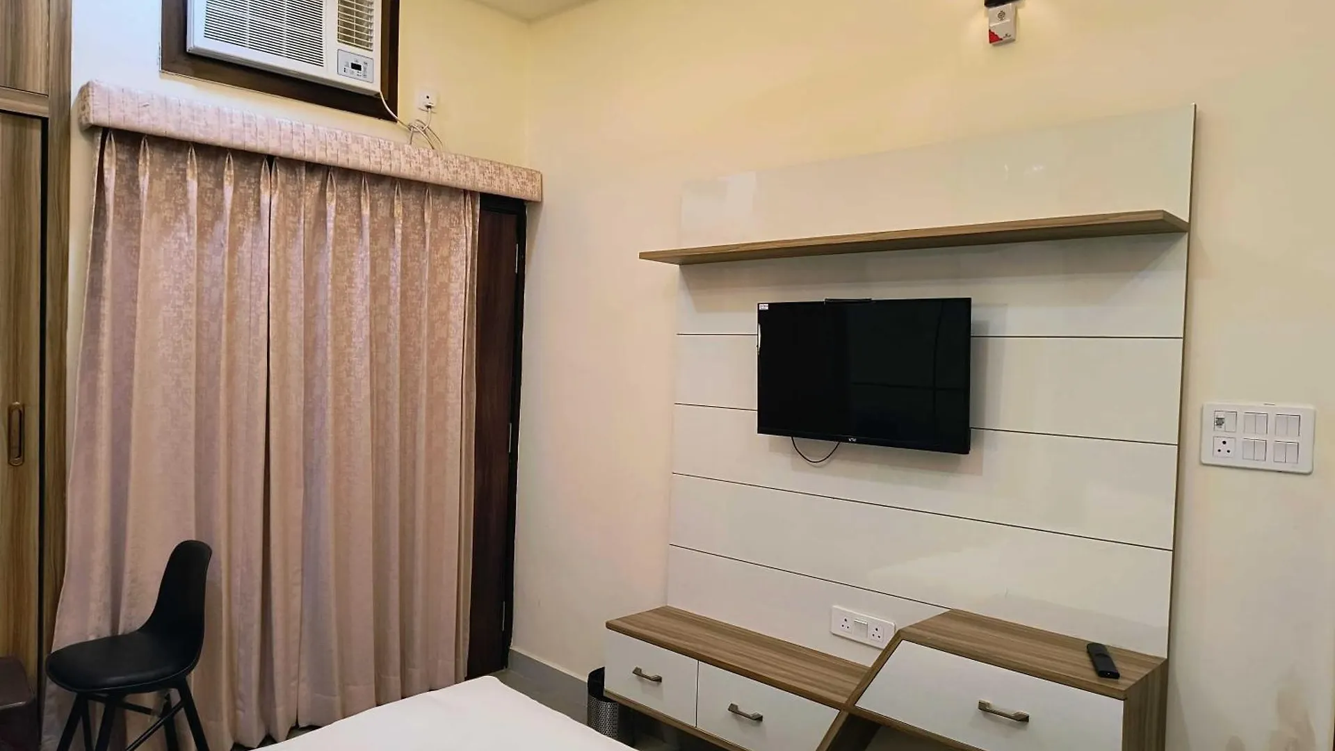 Hotel Collection O Taj East Metro Station Formerly Prem Villas Home Stay Agra