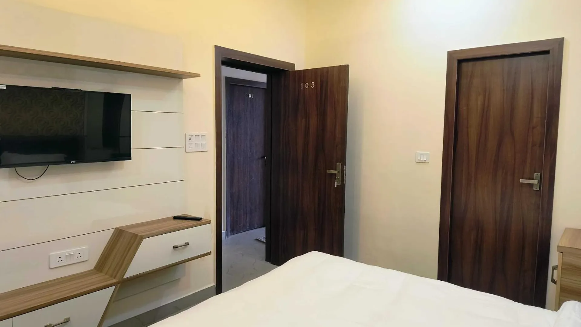 *** Hotel Collection O Taj East Metro Station Formerly Prem Villas Home Stay Agra  India