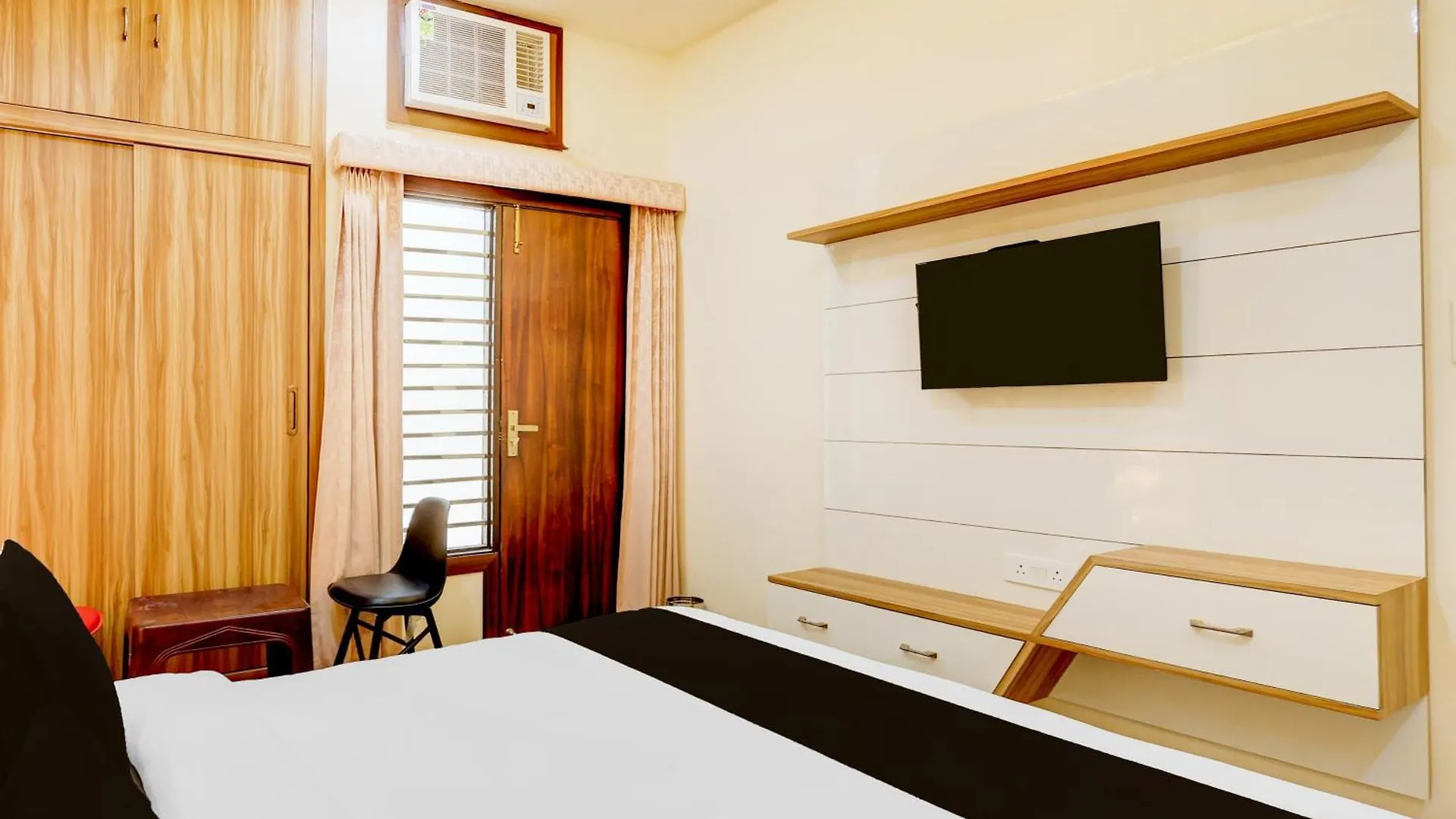 Collection O Taj East Metro Station Formerly Prem Villas Home Stay Agra